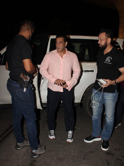 salman-khan-loses-cool-at-driver-during-ganpati-visarjan-crowd-chaos