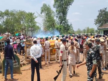 Land mafia plunders tribal land! 10 acres of ancestral land seized overnight; public outrage erupts.