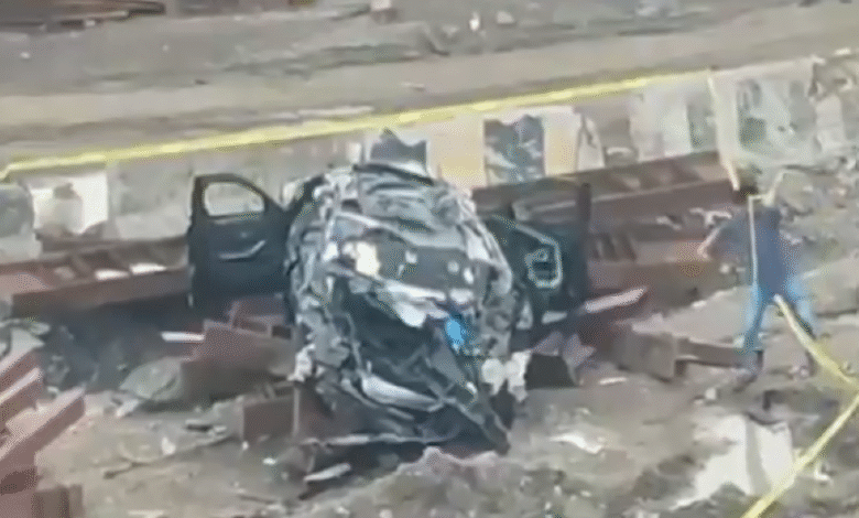 मुंबई के तटीय रोड पर स्पीड का तांडव, तेज रफ्तार BMW के उड़े परखच्चे; 3 की दर्दनाक मौत 1 mumbai-coastal-road-speeding-bmw-crash-3-dead