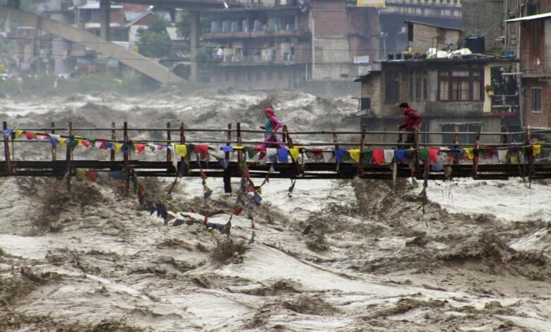 Rain accelerates the havoc! 13 districts in Bihar hit by floods, thousands displaced in Kashi, and roads blocked in Himachal.