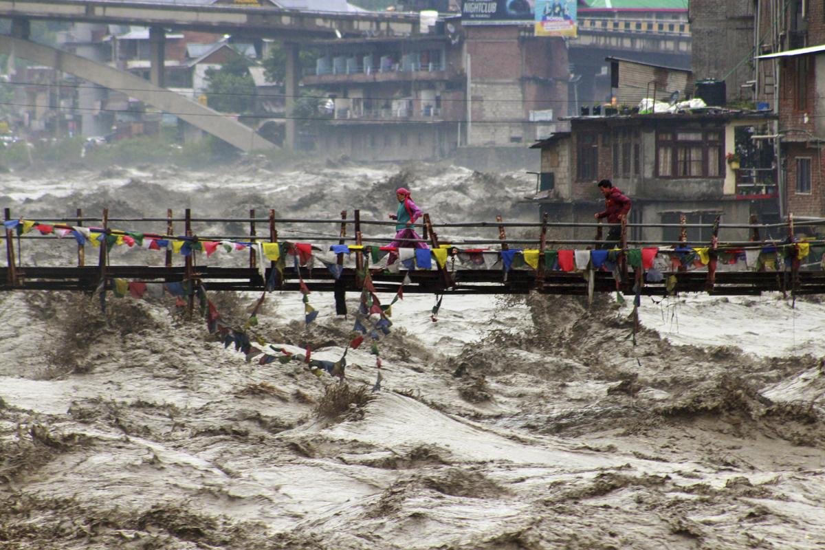 Rain accelerates the havoc! 13 districts in Bihar hit by floods, thousands displaced in Kashi, and roads blocked in Himachal.