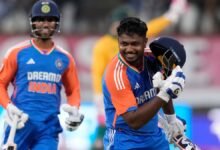 संजू सैमसन ने तोड़ा T20I का महा-रिकॉर्ड, लेकिन प्लेइंग 11 के चयन पर छिड़ा संग्राम 42 Photo of संजू सैमसन ने तोड़ा T20I का महा-रिकॉर्ड, लेकिन प्लेइंग 11 के चयन पर छिड़ा संग्राम