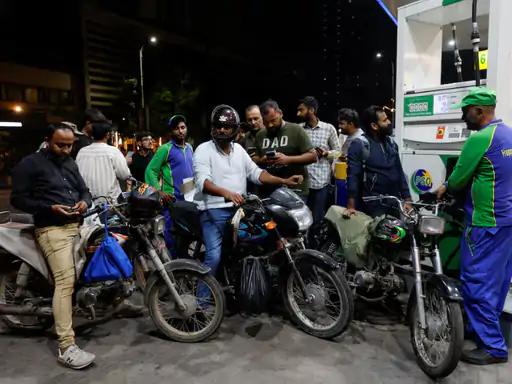 Uproar over petrol in Pakistan! Alert issued as prices could reach Rs 1,000 per litre.