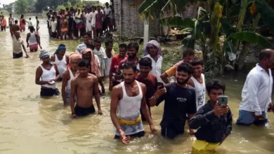 Photo of बिहार में 22 लाख लोग बाढ़ में डूब रहे और नेता जी रील्स बना रहे? मनोज तिवारी के वायरल वीडियो पर भारी बवाल!