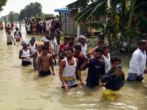 manoj-tiwari-viral-video-bihar-floods-controversy-2026