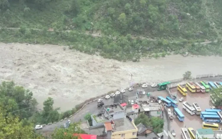 Rain wreaks havoc! Chaos from Kerala to Gujarat—fatalities in some areas, flooded roads in others.