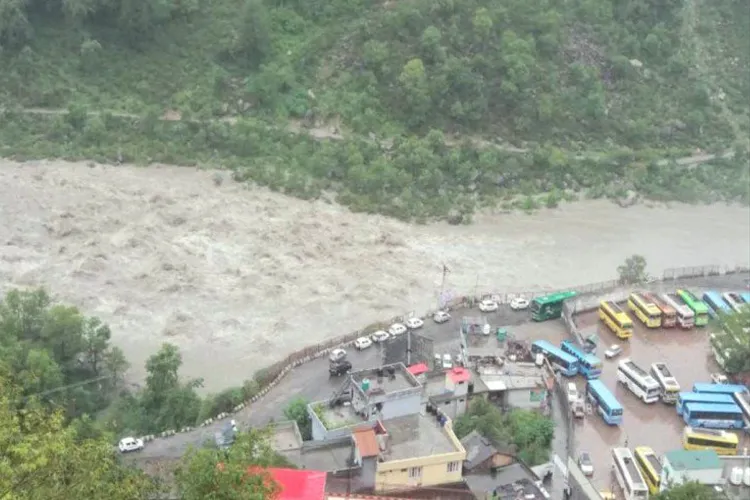 Rain wreaks havoc! Chaos from Kerala to Gujarat—fatalities in some areas, flooded roads in others.
