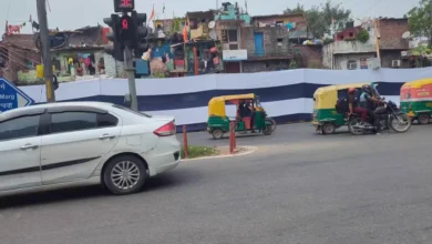 Photo of दिल्ली में विदेशी मेहमानों के सामने झुग्गियों पर फिरा पर्दा! वीआईपी दौरों के बीच गरीबों की झोपड़ियों को ढकने पर बवाल