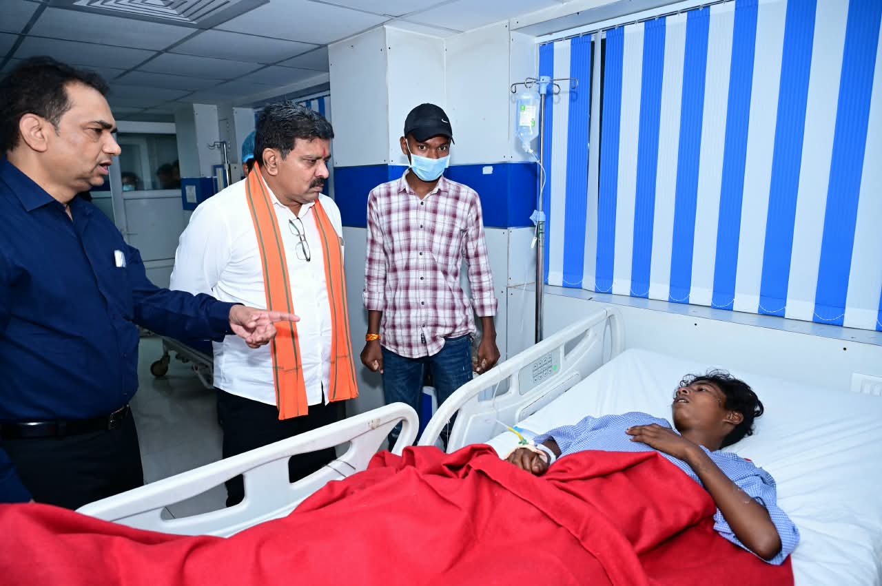Vijay Sharma met the injured victims of the Markatola Ghat accident; stated there should be no lapse in their treatment.