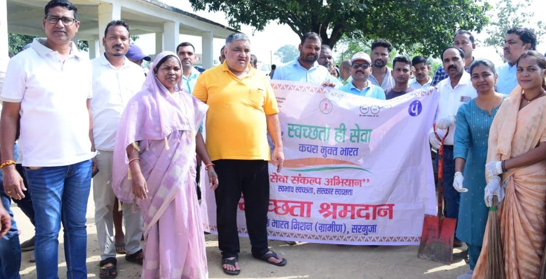 Mega cleanliness drive in Lakhanpur; Minister Rajesh Agrawal personally wields the broom.