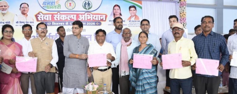Grand event in Dhamtari to honor the elderly; 500 senior citizens felicitated with shawls and coconuts.
