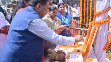 Gandhi and Shastri honored in Manendragarh; message of cleanliness and public service resonates during the 'Seva Sankalp Abhiyan'.
