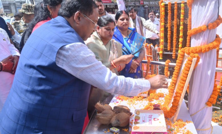 Gandhi and Shastri honored in Manendragarh; message of cleanliness and public service resonates during the 'Seva Sankalp Abhiyan'.