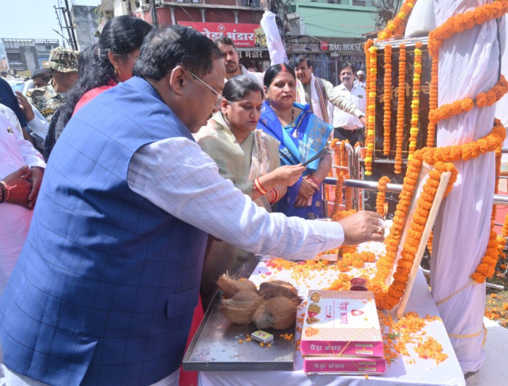 Gandhi and Shastri honored in Manendragarh; message of cleanliness and public service resonates during the 'Seva Sankalp Abhiyan'.