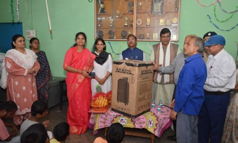 नेत्रहीन बच्चों की प्रतिभा ने जीता मंत्री का दिल, रामविचार नेताम ने किया ₹1 लाख सहयोग का ऐलान 1 Visually impaired children's talent wins Minister's heart; Ramvichar Netam announces financial support of ₹1 lakh.