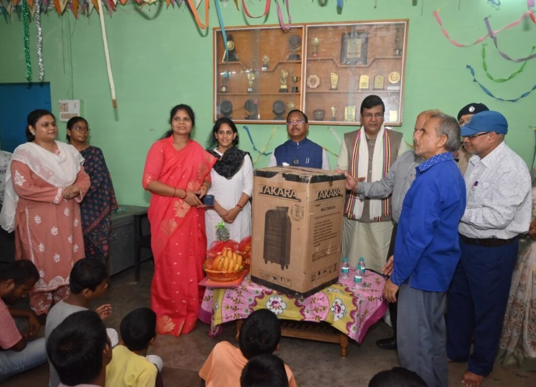 Visually impaired children's talent wins Minister's heart; Ramvichar Netam announces financial support of ₹1 lakh.