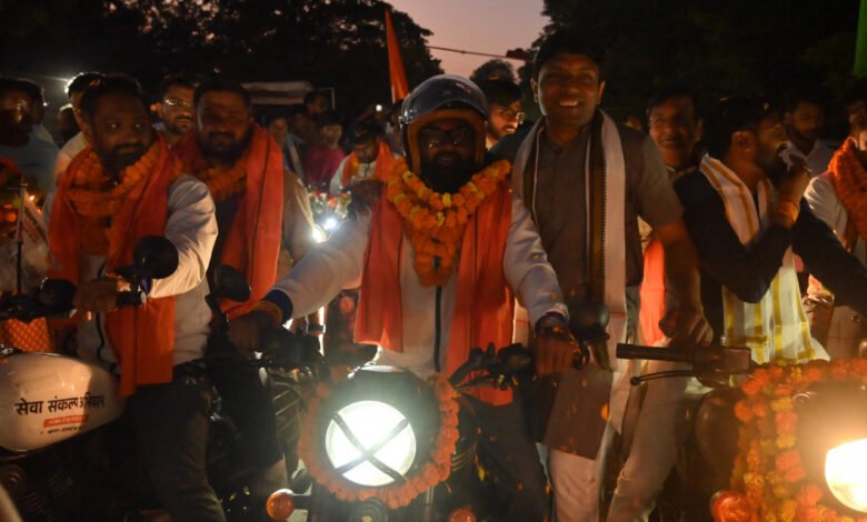 मनेन्द्रगढ़-चिरमिरी-भरतपुर में गूंजा सेवा का संदेश, वडनगर-वाराणसी बाइक यात्रा का जोरदार स्वागत 1 Message of service resonates in Manendragarh-Chirmiri-Bharatpur; grand welcome for Vadnagar-Varanasi bike rally.