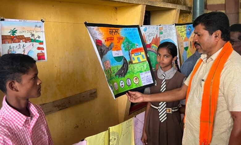 नारायणपुर में बच्चों ने रंगों और शब्दों से गढ़ा ‘विकसित भारत’, 650 विद्यार्थियों ने दिखाया हुनर 1 Children in Narayanpur crafted a vision of ‘Viksit Bharat’ (Developed India) using colors and words; 650 students showcased their talent.