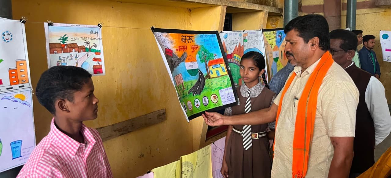 Children in Narayanpur crafted a vision of ‘Viksit Bharat’ (Developed India) using colors and words; 650 students showcased their talent.