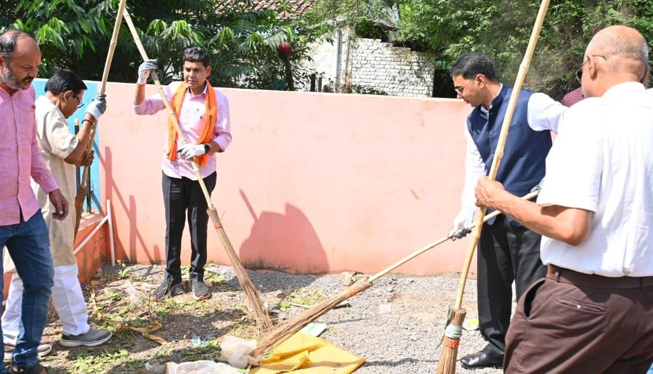 ‘सेवा संकल्प अभियान’: बलौदाबाजार के षष्ठी मंदिर परिसर में गरजा स्वच्छता का संदेश, राजस्व मंत्री टंक राम वर्मा ने हाथों में उठाई झाड़ू