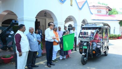 A new gift from Lok Bhavan: Governor Ramen Deka flags off e-rickshaws for the differently-abled children of 'Shiksha Ka Mandir'.
