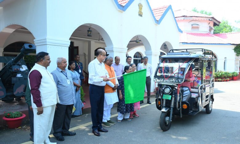 A new gift from Lok Bhavan: Governor Ramen Deka flags off e-rickshaws for the differently-abled children of 'Shiksha Ka Mandir'.