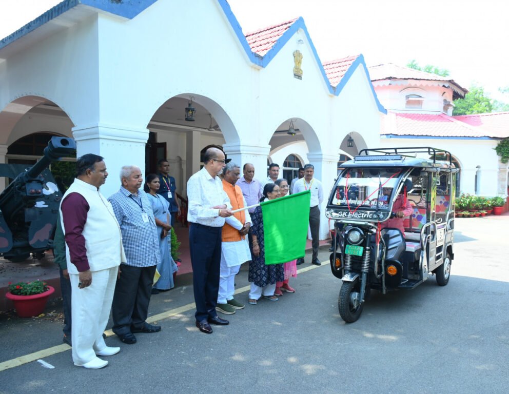 लोकभवन से मिली नई सौगात: राज्यपाल रमेन डेका ने ‘शिक्षा का मंदिर’ के दिव्यांग बच्चों के लिए ई-रिक्शा को दिखाई हरी झंडी