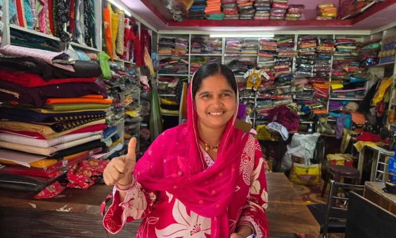 सिलाई के हुनर से बदली जिंदगी, बिहान समूह के सहारे हुस्ना बनीं लखपति दीदी 1 Tailoring skills transformed her life; Husna became a 'Lakhpati Didi' with the support of the Bihan Group.