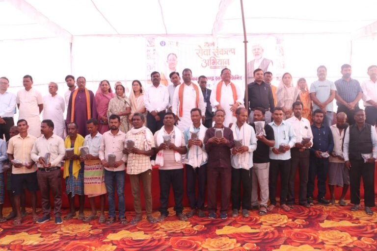 'Seva Sankalp' Camp in Surajpur: Villagers receive comprehensive information on agriculture, health, and government schemes.