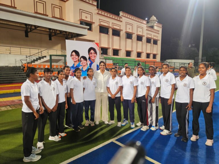 Indian cricketer Harleen Deol fired up the hockey players, urging them to dream of playing for the country!