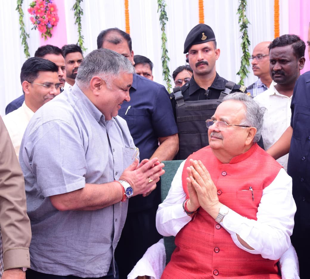 Minister Rajesh Agarwal paid a warm visit to Dr. Raman Singh on his birthday and extended his best wishes.