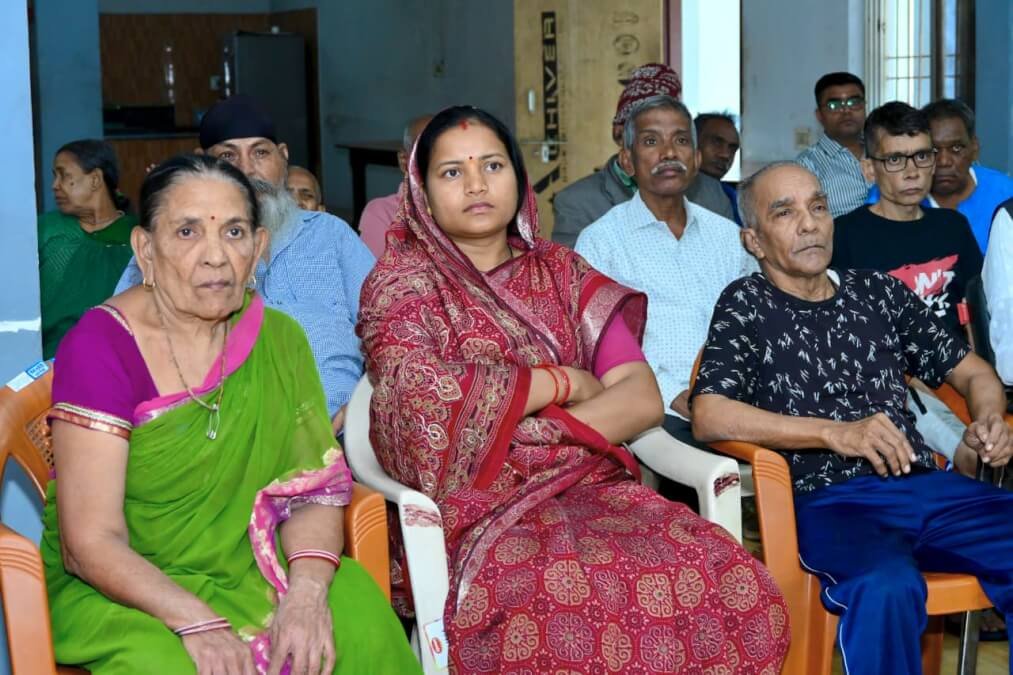 Minister Lakshmi Rajwade visited an old-age home and listened to PM Modi’s ‘Mann Ki Baat’ with the elderly residents.
