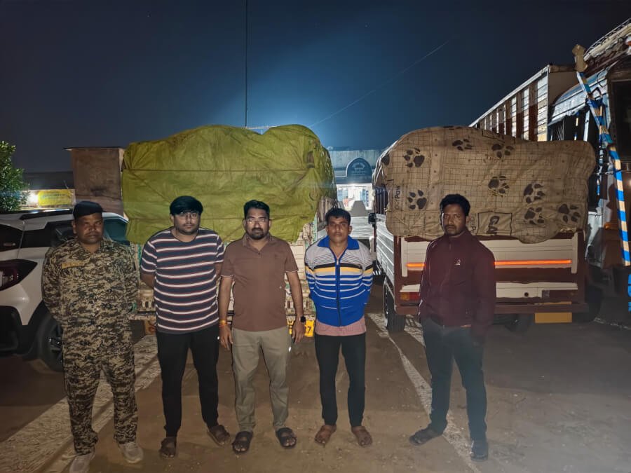 Illegal paddy being transported from Jharkhand to Chhattisgarh; two pickup trucks seized in Jashpur, causing a stir.