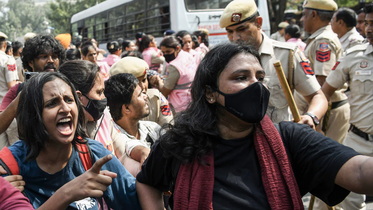 क्या भारत में लोकतंत्र बचा है या अघोषित इमरजेंसी लागू है? दिल्ली में कोहराम और हजारों गिरफ्तारियों पर भड़की सियासत!