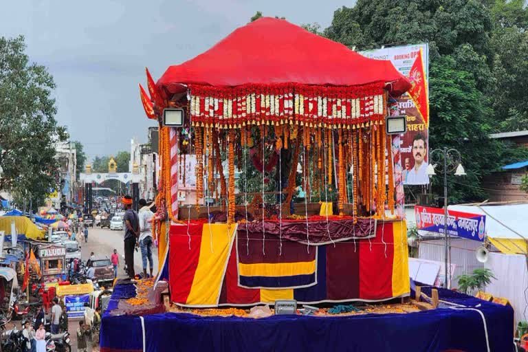 Two major accidents during the Bastar Dussehra chariot procession: an electricity pole fell, and a person on a scooter was dragged underneath the chariot!