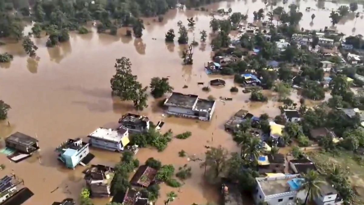 बिहार में प्रकृति का भयंकर तांडव! गंगा के भीषण कटाव से पानी में समा रहे हैं दर्जनों गांव, बेबस लोग पलायन को मजबूर