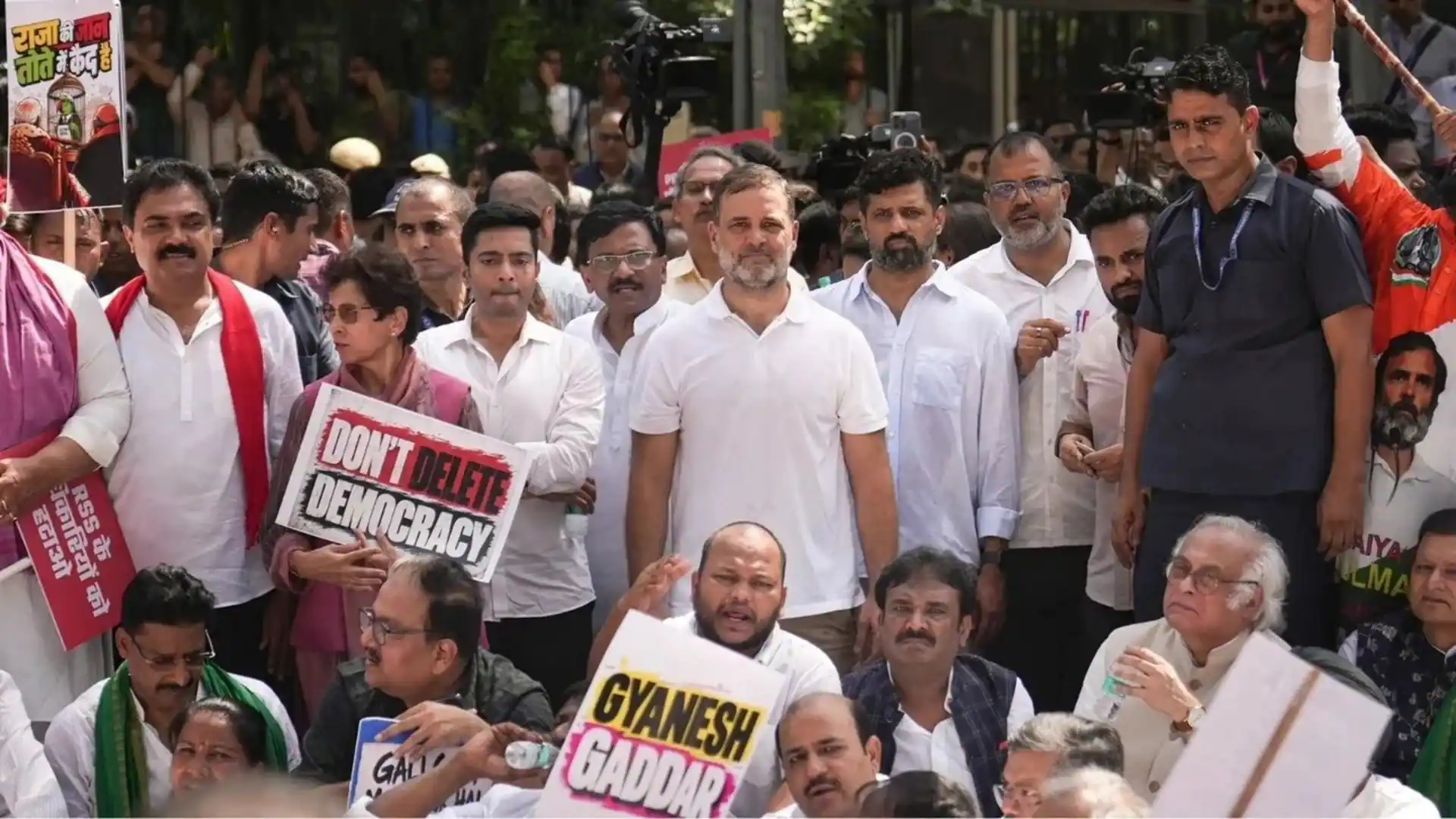 लोकतंत्र या तानाशाही? राजघाट पर घमासान, CEC ज्ञानेश कुमार के खिलाफ विपक्ष ने खोला मोर्चा!