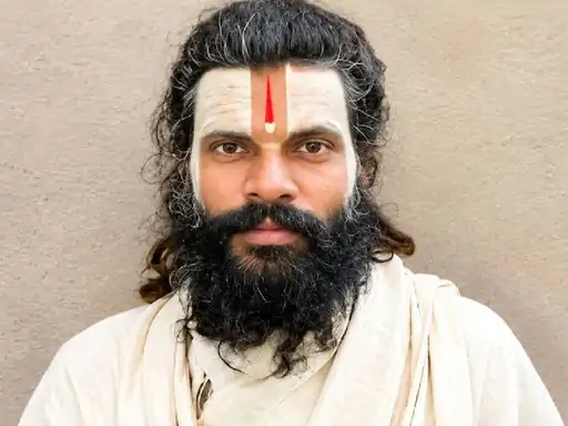 वृंदावन में संत प्रेमानंद के शिष्य की मौत का नया VIDEO, छत पर जाने से पहले सीढ़ियों पर दिखे रसिक दुलारी 1 New video of the death of Saint Premanand's disciple in Vrindavan; Rasik Dulari seen on the stairs before going to the rooftop.