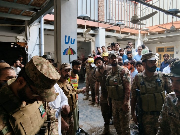 peshawar-school-roof-collapse-34-children-killed-protest